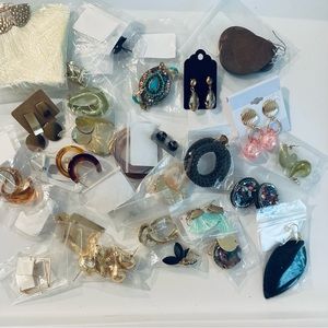3️⃣0️⃣ Pairs of Assorted Earrings